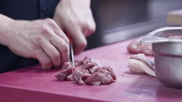 Metzger schneidet Fleisch im seine Geschäft Filmaufnahme. video