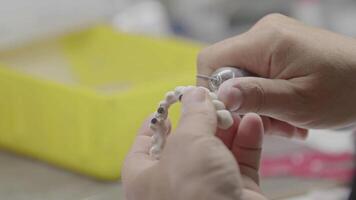 dentista forme protesi secondo per paziente bocca forma filmato. video