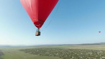 rouge chaud air ballon de une cœur forme en volant dans le bleu clair ciel. tir. concept de une romantique date, en voyageant et aventure. video