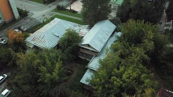 aéreo zangão Visão do velho de madeira casa entre verde árvores dentro uma horário de verão dentro uma campo área. estoque imagens de vídeo. pitoresco natureza dentro a Vila e velho feio casa aérea zangão Visão do velho de madeira casa video