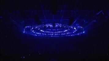 molti illuminazione dispositivi su il vuoto palcoscenico di il concerto sala. azione filmato. blu e viola scintillante leggero stroboscopiche prima il concerto o il evento. video