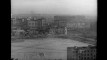 retro Antenne Panorama- Aussicht von Swerdlowsk Stadt und Schnee bedeckt ich setze Fluss während ussr mal. Lager Filmaufnahme. Jahrgang historisch schwarz und Weiß Materialien von Sowjet Städte Konstruktion. video