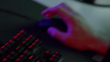 dichtbij omhoog van professioneel cyber sport gamer handen gebruik makend van computer toetsenbord en een muis. voorraad filmmateriaal. mannetje handen terwijl spelen een spel, concept van vrije tijd. video