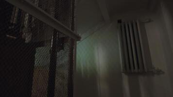ein Jahrgang Aufzug ist gehen oben im ein dunkel alt Gebäude. Lager Filmaufnahme. Aussicht Innerhalb von ein Haus Eingang von ein Aufzug mit Eisen Gitter. video