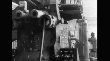 Rusland - novosibirsk, 25.04.2021. ingenieurs werk Bij de leger fabriek gebruik makend van zwaar machines voor fabricage wapens. voorraad filmmateriaal. retro materialen van de Super goed patriottisch oorlog keer. video