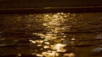 leggero di lanterne è riflessa nel città canale a notte. azione filmato. leggero di notte città è riflessa nel acque di città canale. buio acque di città canali con riflessione di lampione video