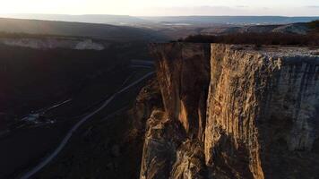 a impressionante aéreo Visão do uma grupo do Alto pedras dentro verão. tomada. natural panorama com selvagem Rocha formações coberto de verde plantas com montanhoso vale em a fundo. video