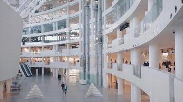 interior de un increíble moderno negocio centrar en blanco color. . concepto de arquitectura con un lote de ligero dentro el edificio, lujo compras centro. video