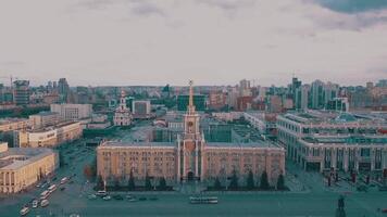 aéreo ver de ciudad administración edificio y central calles de ekaterimburgo, Rusia. . hermosa paisaje urbano con arquitectónico elementos y tráfico. video