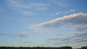 bodem visie van mooi zomer lucht met wit wolken. . natuurlijk achtergrond met een veld, Woud en helder lucht. video