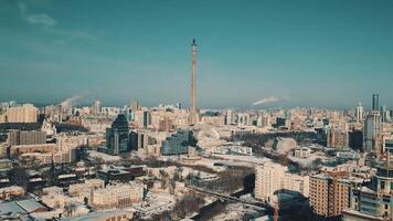 demolição do a inacabado televisão torre de uma direcional explosão com colapso do a estrutura, Yekaterinburgo, Rússia. . aéreo Visão do uma paisagem urbana dentro a horário de verão. video