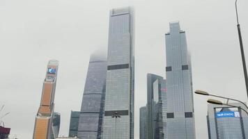 bodem visie van wolkenkrabbers in bedrijf centrum landschap. actie. visie van modern bedrijf wolkenkrabbers glas en lucht visie landschap van reclame gebouw in centraal stad video