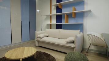 colorida Novo esvaziar quarto interior com mobiliário. . exemplo do uma lacônico Projeto do uma pequeno tamanho sala, conceito do ergonomia. video