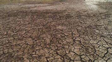 árido tierra con grietas disparo. zona con árido tierra en grietas sin vegetación. Desierto tierras con seco tierra en grietas video