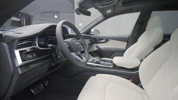 Alemania, Berlina - abril 2021. costoso interior de nuevo modelo coche. acción. nuevo lujo coche desde audi en sala de exposición. nuevo coche interior con blanco asientos video