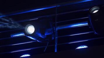 spotlights och projektorer. scen. underhållning konsert belysning och lila och blå konsert belysning dekoration. konsert belysning på en mörk bakgrund illustration video
