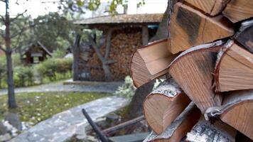 bois de chauffage empilés dans une tas de bois en plein air dans le village. . campagne paysage, proche en haut de haché arbre les troncs à l'intérieur une Grange. video