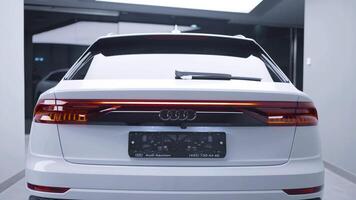 Rusia, Moscú - abril, 2020. posterior ver de nuevo costoso coche. acción. elegante posterior luces de nuevo coche desde audi. nuevo audi modelo con hermosa faros video