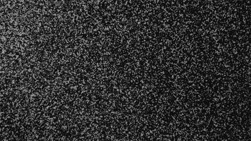 abstract monochroom lawaai effect Aan een zwart achtergrond, naadloos lus. animatie. knippert wit klein deeltjes creëren glitch met een hou op beweging effect. video