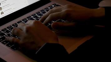 fechar acima do masculino mãos mãos digitando em computador teclado. hdr. homem de negocios trabalhando em computador portátil, conceito do conectados comunicação. video