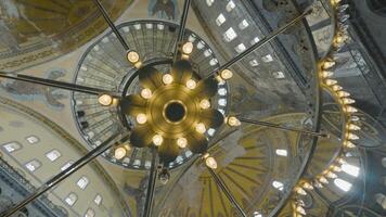 schön Lampe im Kuppel von Moschee. Aktion. alt Leuchter hängt im Center von Kuppel von Tempel. schön Leuchter Innerhalb islamisch Kathedrale video