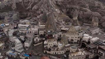 topp se av gammal cappadocia parkera i Kalkon. handling. sten hus och byggnader i rocks. goreme nationell parkera och de grotta byggnader av cappadocia video