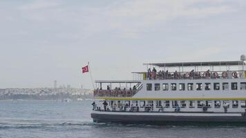 istanbul, Kalkon - Mars, 2021. marinmålning med turist båtar på bakgrund av stad på kust. handling. skön hav med turist båtar av kust av istanbul på klar dag video