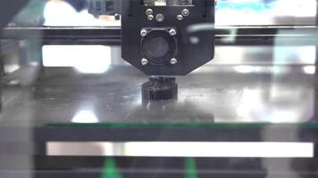 avvicinamento di automatizzato taglio macchina. hdr. robotica macchina incide pezzo di metallo. produzione taglio macchine per bene modelli video