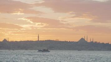 lindo Visão do costa do Istambul às pôr do sol. Ação. pitoresco panorama do costa com sombras do mesquitas em fundo do lindo pôr do sol video