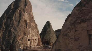 kalksteen grotten en huizen, Cappadocië, kalkoen. actie. adembenemend natuurlijk bergen en oude architectuur. video