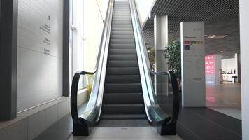 das Rolltreppe Mechanismus ziehen um langsam. hdr. Innere von ein modern Geschäft Center mit Weiß Wände und Boden, Minimalismus im die Architektur und Design. video