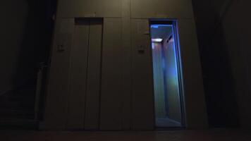 Aufzug Türen öffnen und schließen auf ein leeren Fußboden mit blinkt Disko Beleuchtung innen, Konzept von Party. Lager Filmaufnahme. ungewöhnlich Aufzüge Innerhalb Nacht Verein. video