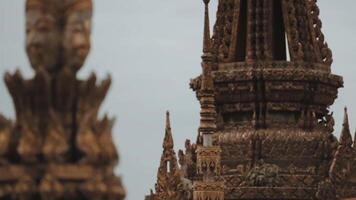 énorme visages sur le tours de le ancien temple, angkor quoi, Cambodge. . détails de un incroyable hindou temple. video