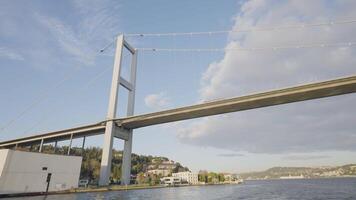 Aussicht von Boot Vorbeigehen unter Brücke. Aktion. Unterseite Aussicht von Suspension Brücke Über Bosporus. hängend Brücke im Istanbul video