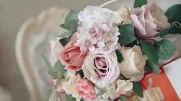 floral Contexte pour une la mariée sur une mariage journée. . proche en haut de une doux et magnifique bouquet avec ouvert bourgeons et vert feuilles. video