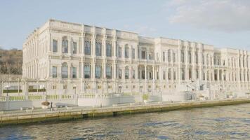 edificio di palazzo su riva di Istanbul. azione. cinque stelle Hotel nel palazzo edificio su banche di bosforo. bellissimo bianca edificio su Istanbul lungomare video