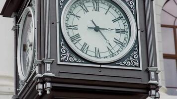 schön Uhr Turm draußen im das Stadt Straße. . Konzept von Jahrgang die Architektur, uralt Uhr Turm mit römisch Ziffern. video