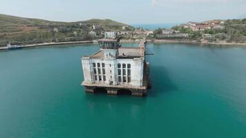 abbandonato costiero villaggio. sparo. superiore Visualizza di abbandonato pesca villaggio su costa di blu mare. abbandonato fabbrica su costa di blu laguna nel Crimea video