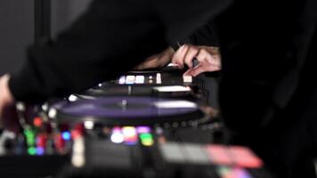 schließen oben von drei Männer DJs spielen elektronisch Party Musik- auf Vinyl CD USB Spieler im das Studio. Kunst. Seite Aussicht von männlich Hände und Drehscheibe steuern Rührgerät. video
