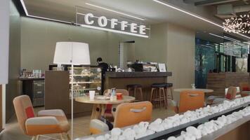 un pequeño café con moderno diseño dentro compras centro. . interior de un pequeño nuevo café casa con mesas y bar encimera. video