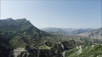 degno di nota alpino scenario con selvaggio intatto montagna verde versante su blu cielo sfondo. azione. estate natura nel il repubblica di daghestan, Russia. video