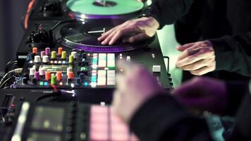 dj groupe en utilisant console pour mélange Danse la musique à le disco club. art. DJ bande et mélange pont, proche en haut côté voir. video