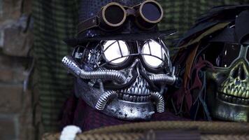 schließen oben von Schädel im ein Steampunk Stil beim das Floh Markt. Kunst. unheimlich Metall dekorativ stilisiert Schädel mit Brille draußen im das Straße. video