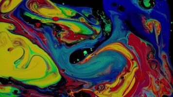 magnifique coloré couleurs sur l'eau. images. épais multicolore couleurs sont mixte sur surface de l'eau. art de coloré stries sur l'eau video