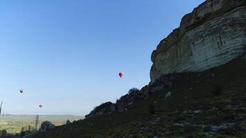 bodem visie van kleurrijk lucht ballonnen stijgend in de lucht bovenstaand geen weide. schot. verkennen natuur van een vogelstand oog visie. video