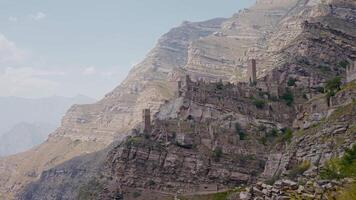 superiore Visualizza di sorprendente pietra città nel montagne. azione. antico pietra città su roccia nel montagne. abbandonato pietra città nel montagne video