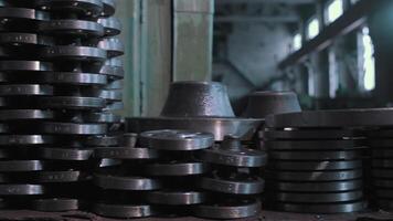 produktion av en metall rörledning fabrik liggande på en tabell inuti de verkstad. . tung metallurgi begrepp, metall delar för rörledning. video