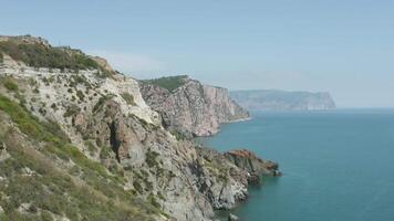 pintoresco costa con rocoso acantilados y azul mar. acción. marina con rocoso costa. increíble belleza de rocoso costa de negro mar en Crimea video
