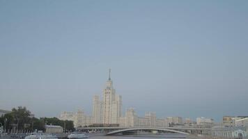 vieux grand bâtiment dans Moscou. action. majestueux blanc bâtiment tours plus de ville. magnifique historique bâtiment de Moscou Etat Université sur horizon de vorobyovy sanglant video