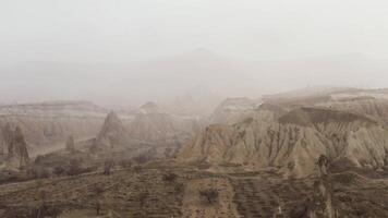 aereo Visualizza di Cappadocia paesaggio, tacchino. azione. goreme nazionale parco su un' nebbioso e piovoso giorno, insolito bellezza di roccia formazioni. video